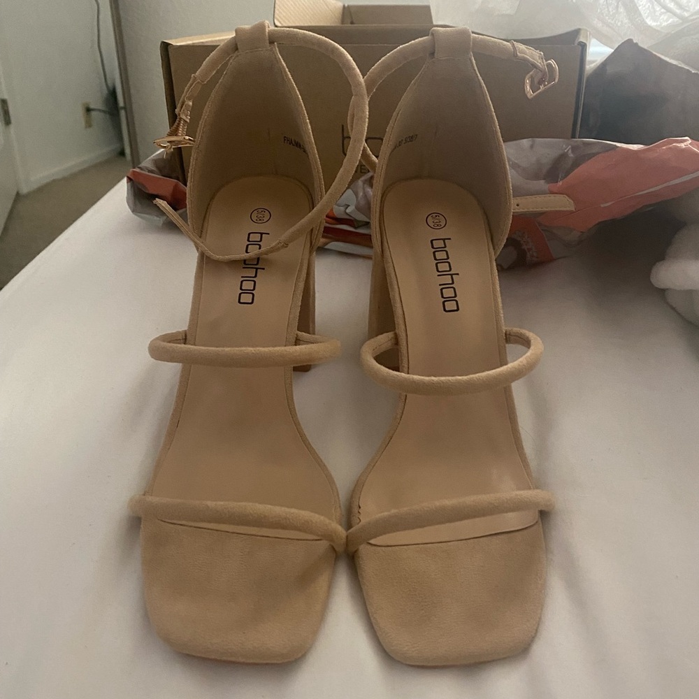 NUDE BLOCK HEELS